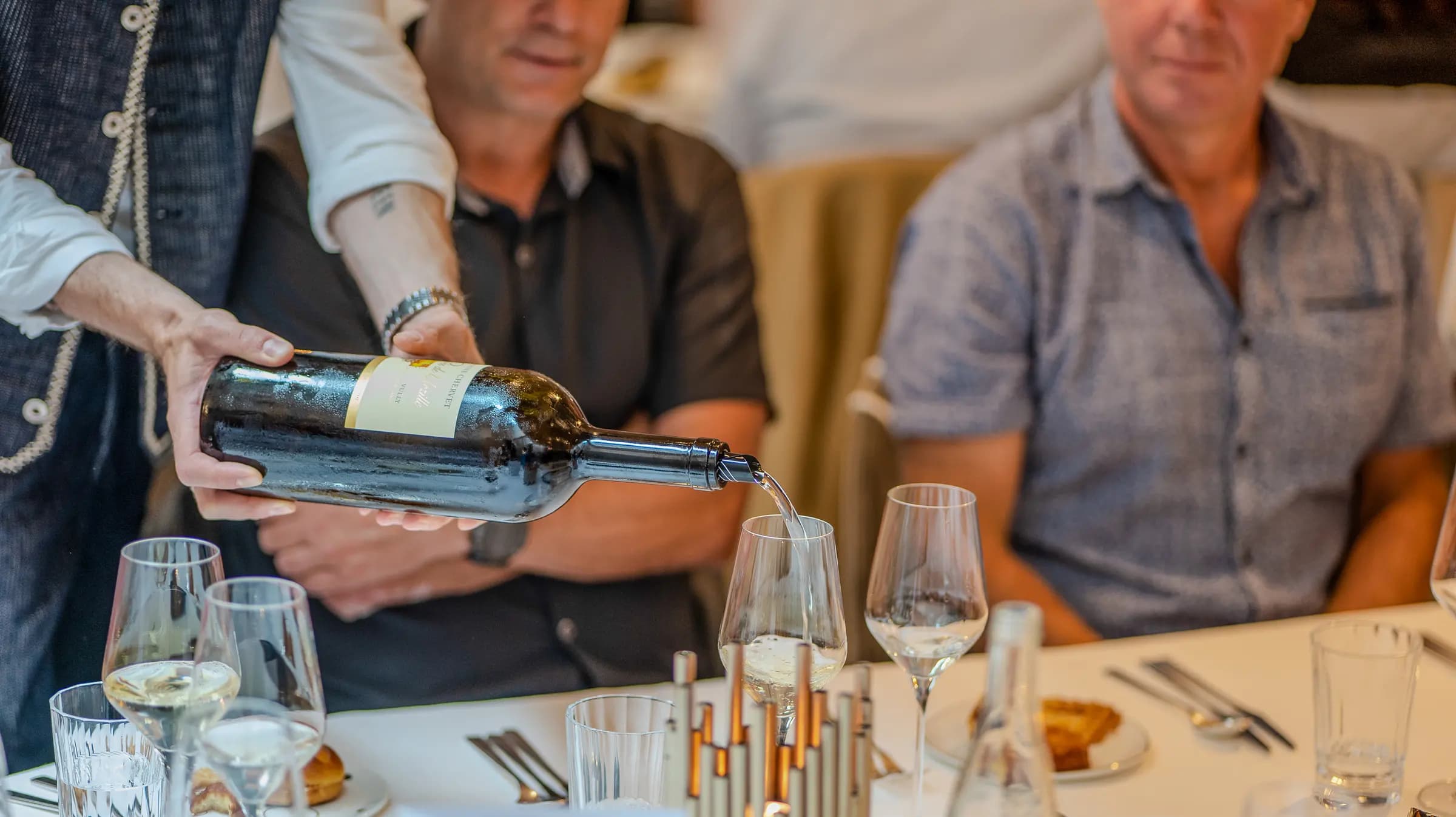 Service du vin au restaurant Le Pérolles