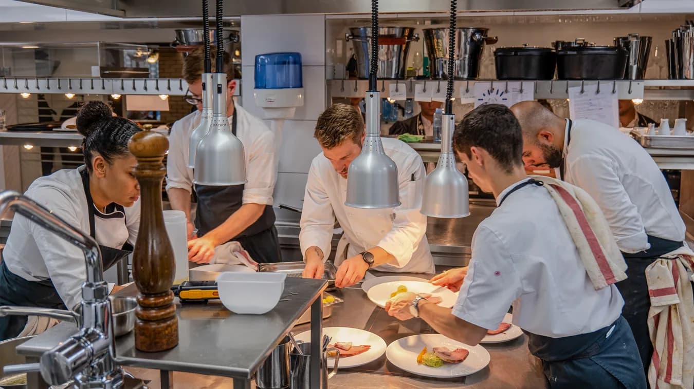 Cuisinière en action au restaurant Le Pérolles